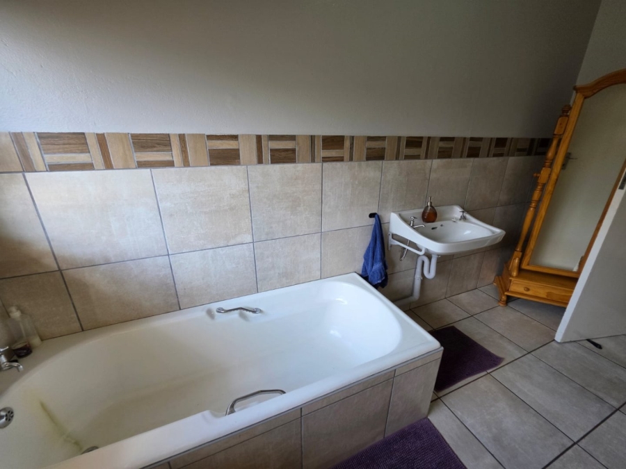 6 Bedroom Property for Sale in Bethlehem Free State